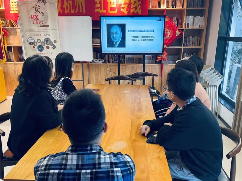 泥巴影院
家庭教育研究院巾帼文明岗教育行