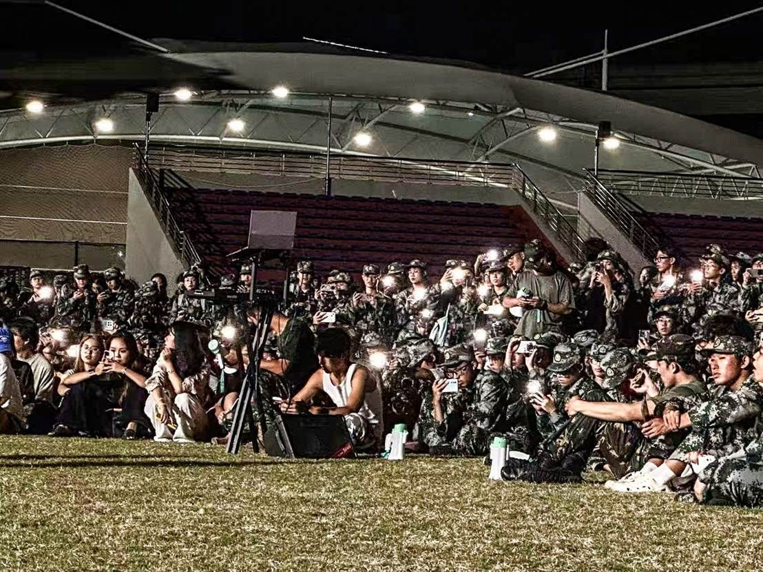 人们在看台上的人在草地上 AI 生成的内容可能不正确。